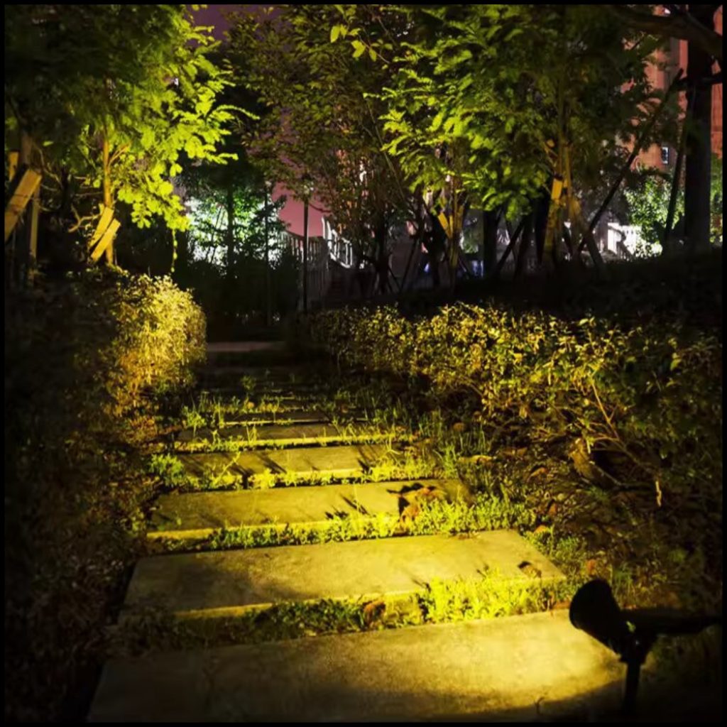 Tại Sao Nên Chọn Đèn Chiếu Cây Năng Lượng Mặt Trời Của Archiled?